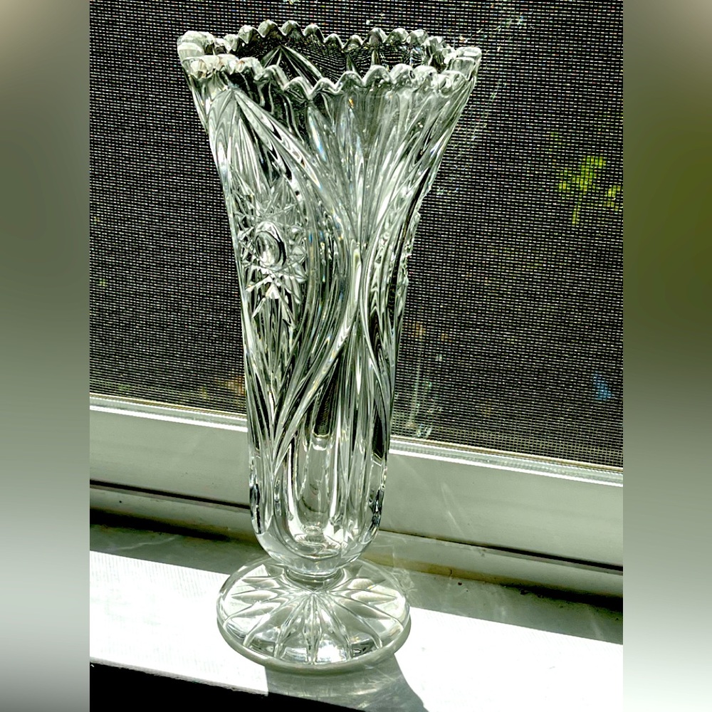 Cut crystal flower vase vintage w/sawtooth top edge pedestal foot +++ condition